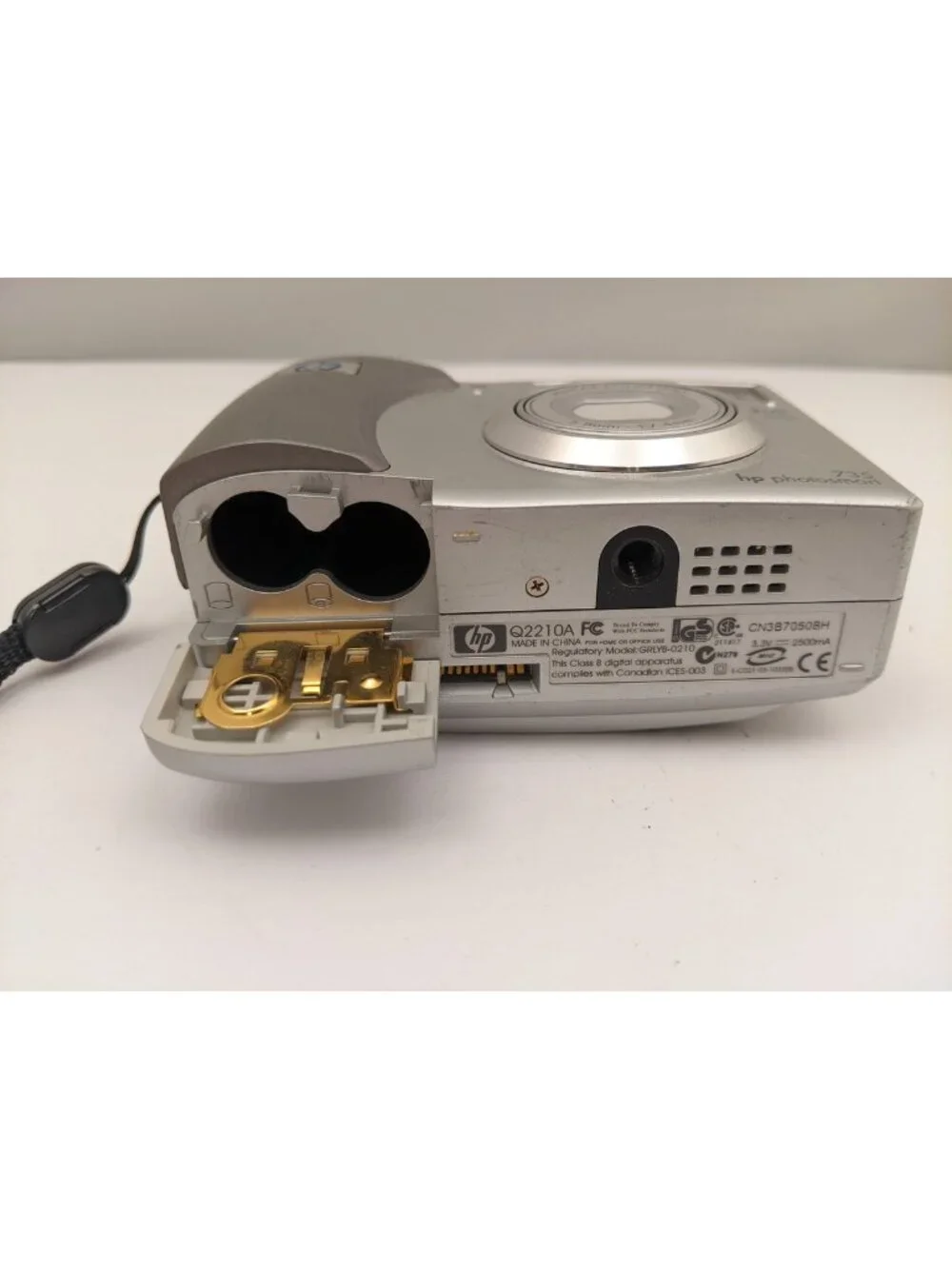 HP 735 PHOTOSMART Digital Camera w/ Wrist Strap | 3.2 MP | Silver | Q2210A USED